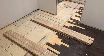 Plancher de bois en installation