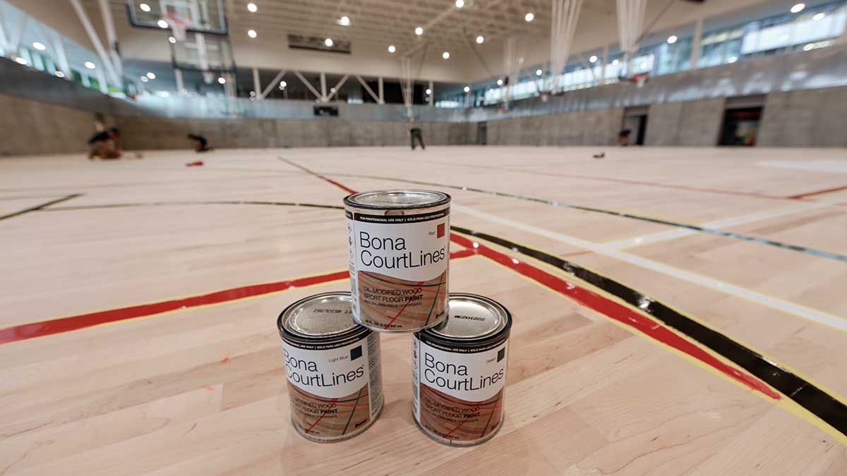 Marquage de lignes avec peinture Bona dans un Gymnase sportif
