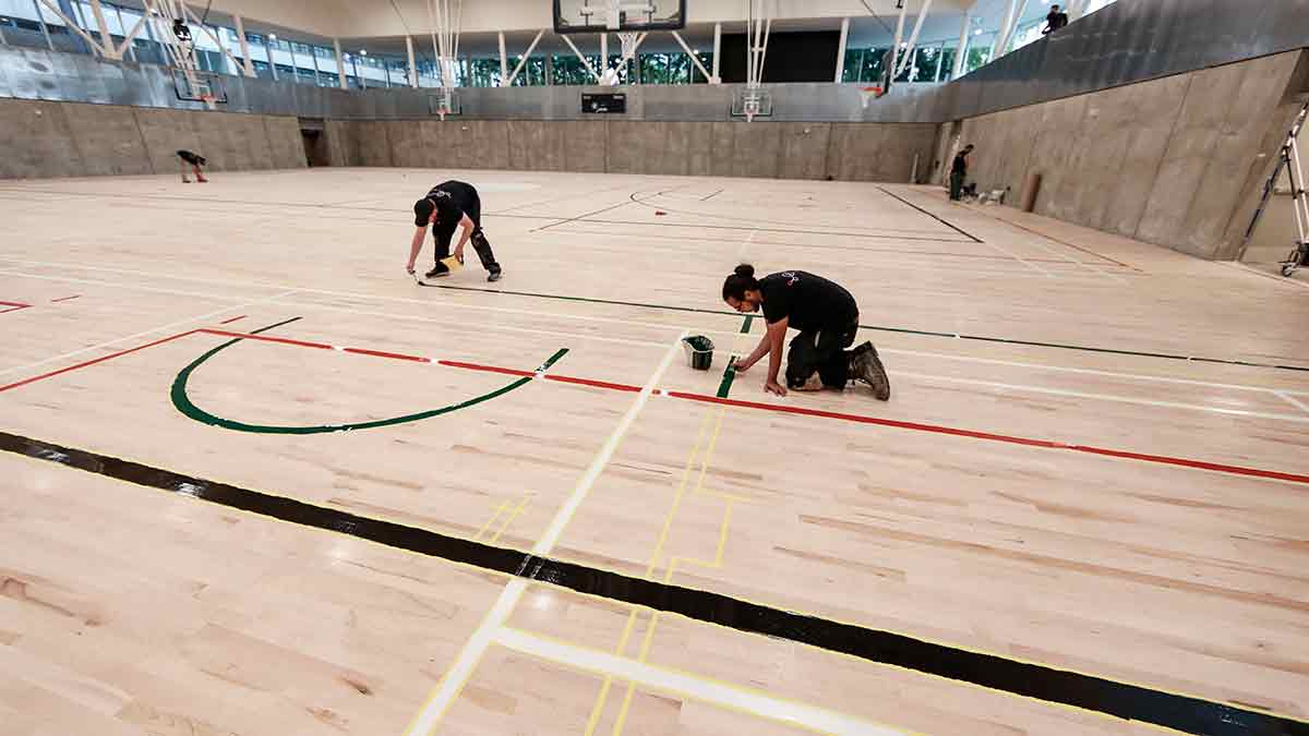 Marquage de lignes et de logos dans un gymnase