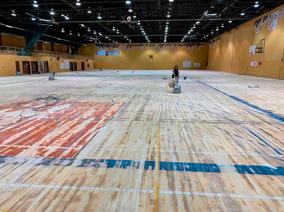 Sablage de planchers sportifs dans une ecole secondaire