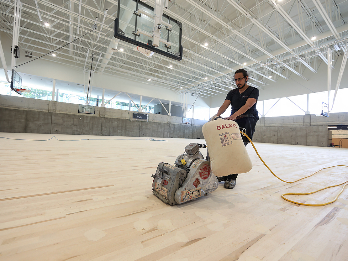 Sablage de plancher dans un gymnase sportif